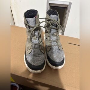 Sorel grey green boots, size 9 with soft interior.
Very warm, waterproof 
Fair